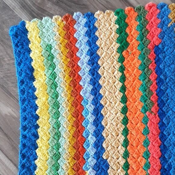 Beautiful hand crocheted vintage lap quilt or small blanket 30" X 22" - Picture 3 of 5